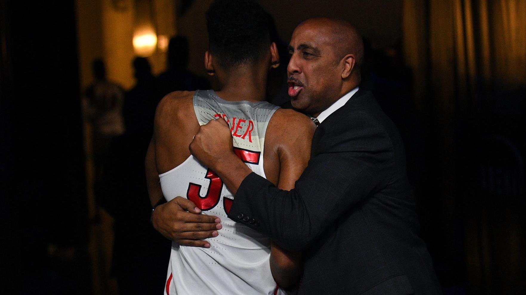 Report: Pepperdine to hire Arizona's Lorenzo Romar as next head coach